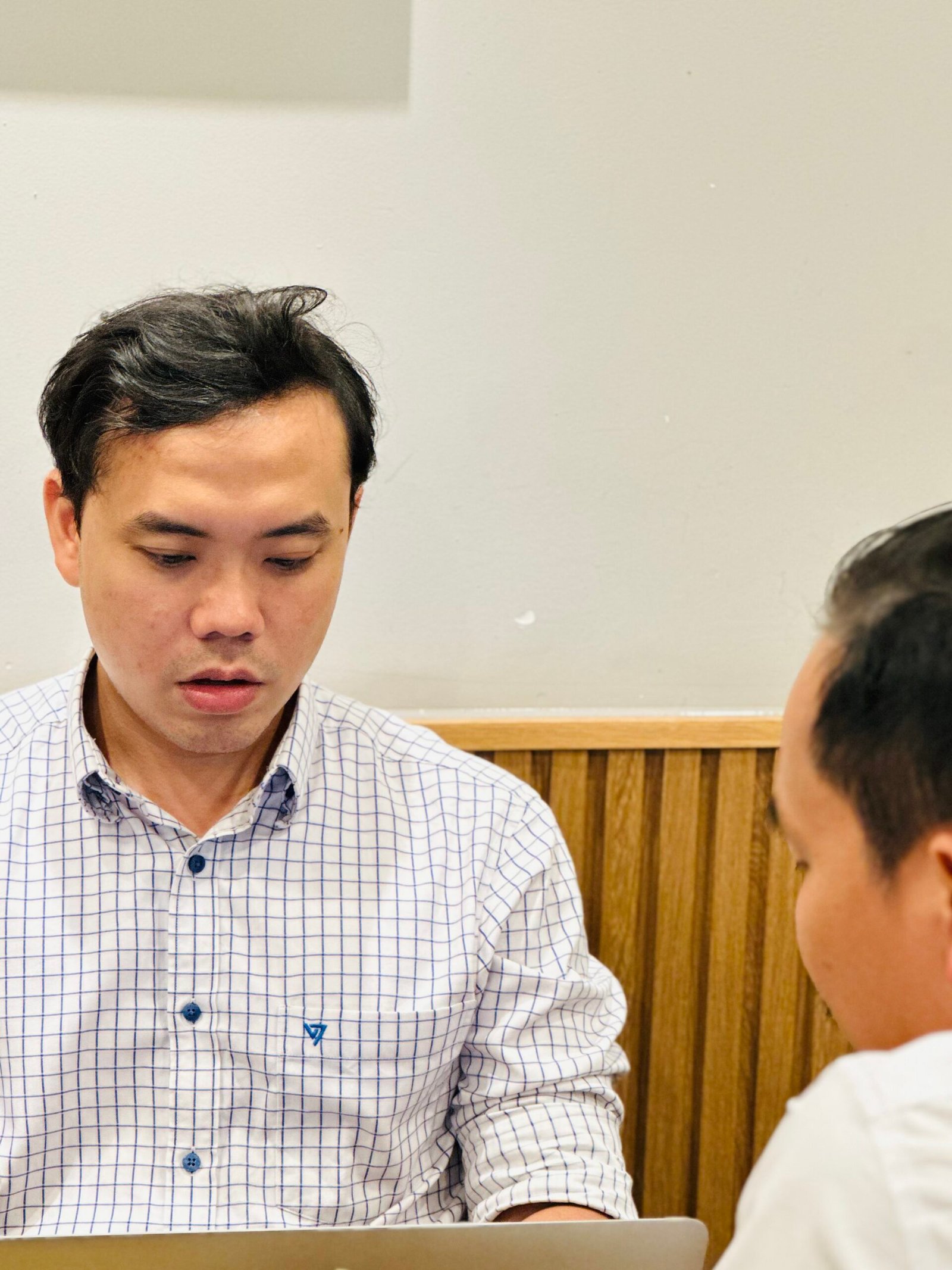 Buổi trao đổi trực tiếp để khai thác và xác minh chất liệu cho một bản thảo sách.