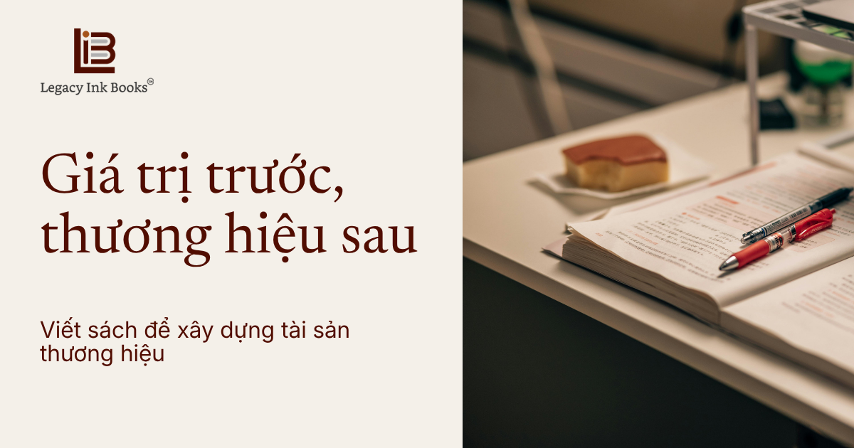 Sách mở và bút trên bàn làm việc, cạnh máy tính; thiết kế LIBs với thông điệp “Giá trị trước, thương hiệu sau”.